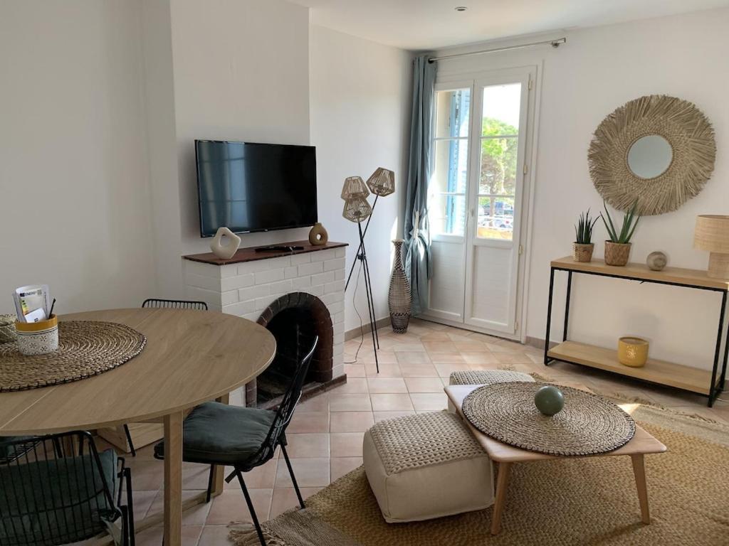 Maison De Village Renovee Avec Vue Mer Exceptionnelle Сен Максим Екстериор снимка